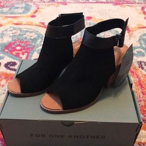 Tom’s Grenada Black Suede open toe heel size 7